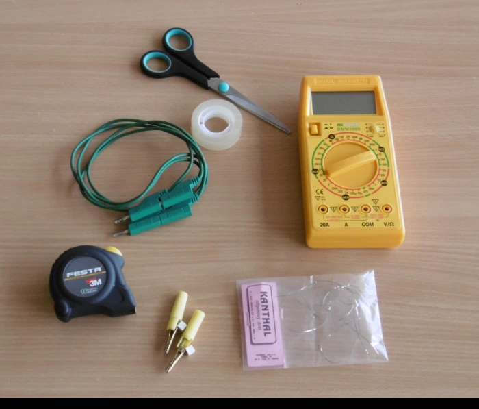 Nástroje pro měření elektrického odporu včetně multimetru a vodičů.