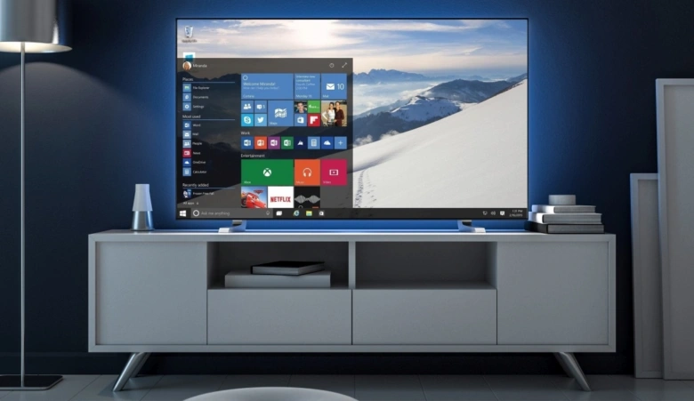 Televize s rozhraním Windows na televizní stěně.