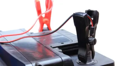 Červené a černá svorky připojené k baterii pro nabíjení.