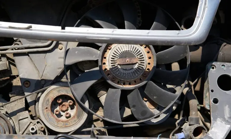 Chladicí ventilátor automobilu s motorem v podkapotí.