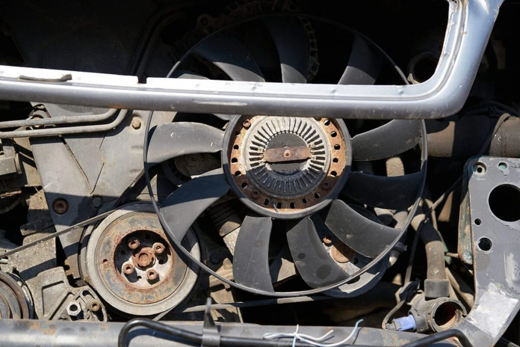 Chladicí ventilátor automobilu s motorem v podkapotí.