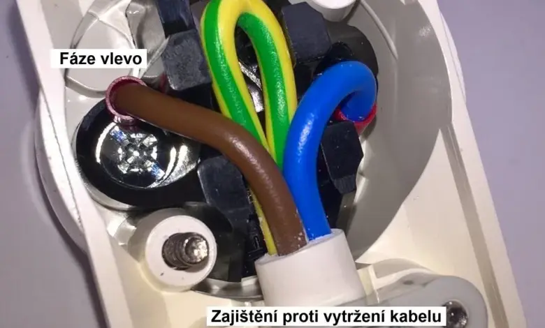 Připojení fázového kabelu do zásuvky zleva s označením vodičů.
