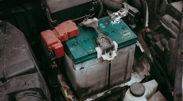 Zoxidované kontakty na autobaterii v motorovém prostoru
