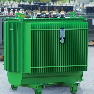Zelený transformátor naplněný olejem pro přenos elektrické energie.