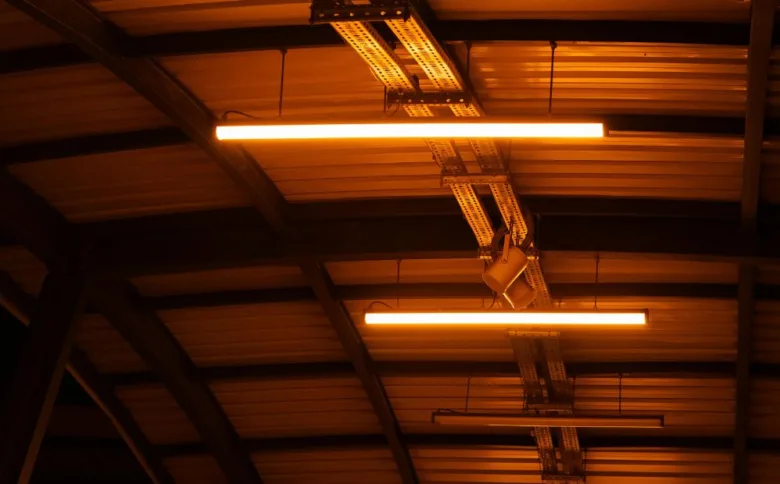 LED svítidla namontovaná pod stropem v průmyslovém prostoru