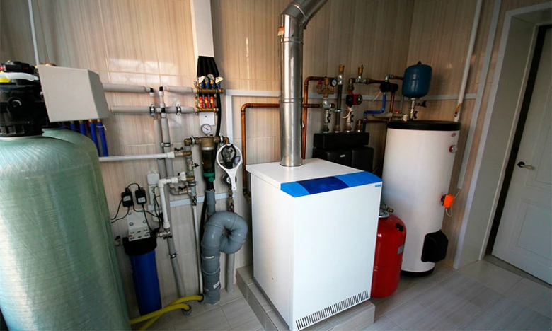 Instalace plynového kotle s příslušným potrubím v domě
