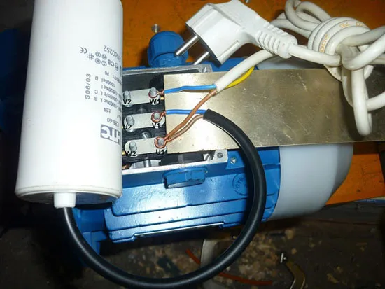 Připojení elektromotoru přes kondenzátor s viditelnými vodiči.