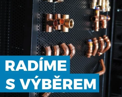 Měděné potrubní součástky na černém podkladu s českým nápisem.