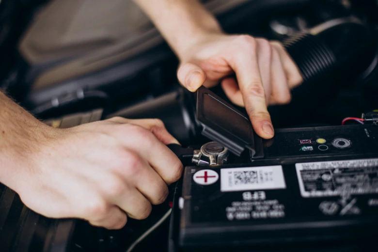 Ruční připojení kladného pólu AGM automobilové baterie pod kapotou