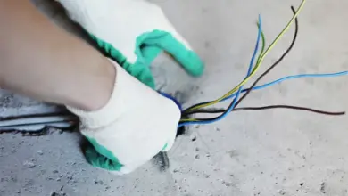 Ruční práce s elektrickými vodiči při instalaci systému PEN
