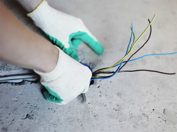 Ruční práce s elektrickými vodiči při instalaci systému PEN