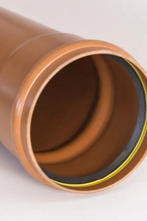 Hnědá PVC kanalizační trubice pro venkovní použití s viditelným vnitřním okrajem.