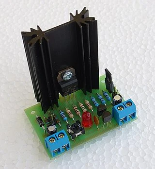 Zelená deska s elektronickými součástkami pro nabíječku baterií.