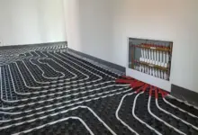 Instalace podlahového topení s rozdělovacím ventilem Valtek v místnosti.