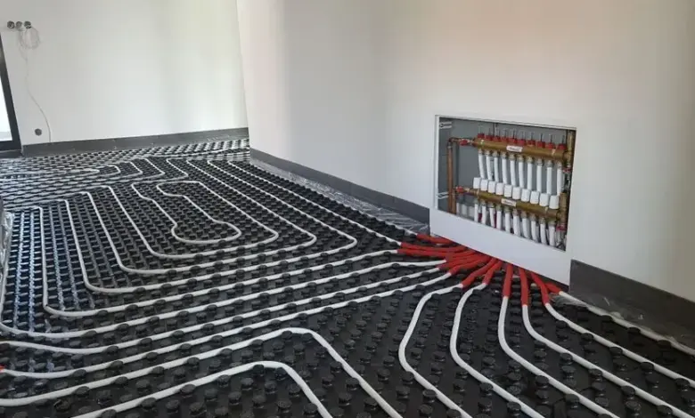 Instalace podlahového topení s rozdělovacím ventilem Valtek v místnosti.