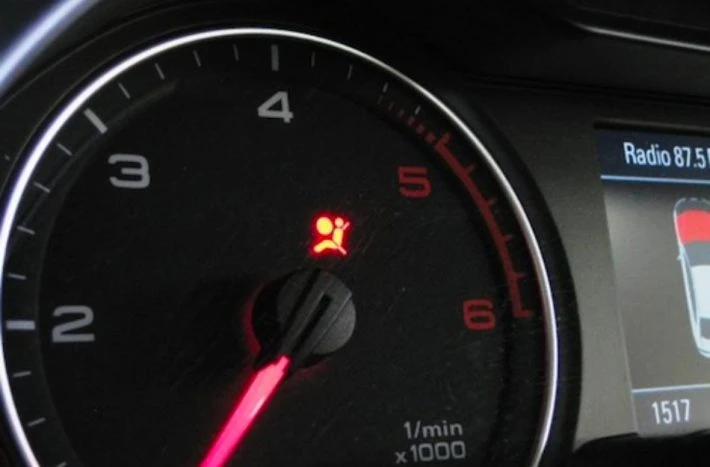 Zapnutá kontrolka airbagu na přístrojové desce automobilu.