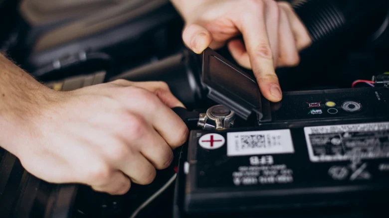 Ruční připojení kladného pólu autobaterie pod kapotou