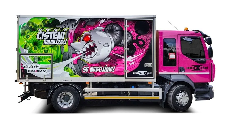 Rozfukovací nákladní automobil pro čištění kanalizace.