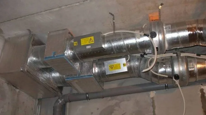 Instalace nuceného větrání s kovovými potrubími na stropě.