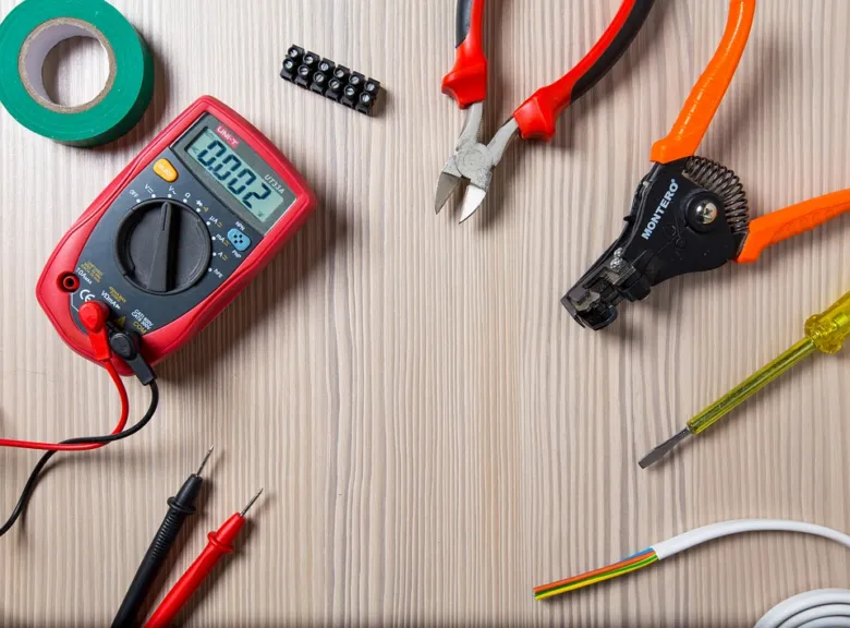 Nástroje pro elektrickou instalaci: multimetr, kleště a šroubovák.
