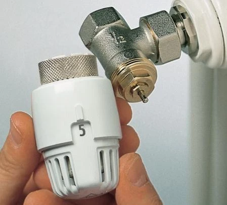 Bílá termostatická hlavice pro radiátor s montážním adaptérem
