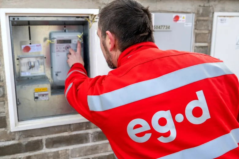 Elektromontér čte údaje z chytrého elektroměru na budově.