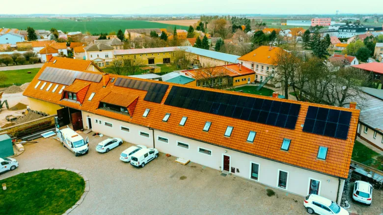 Montáž solárních panelů na střechu soukromého domu.