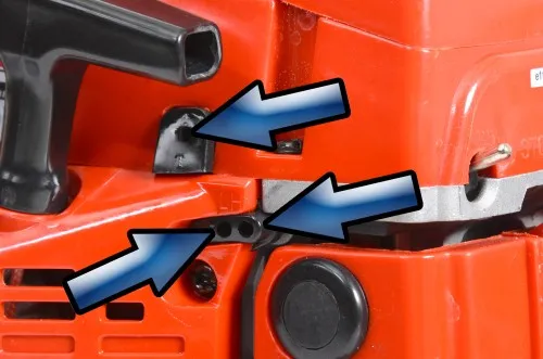 Blízký záběr na motorovou pilu ukazující komponenty související s otáčkami.