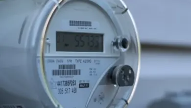 Blízký záběr na displej elektronického elektroměru s čísly a technickými údaji.