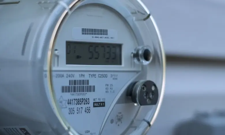 Blízký záběr na displej elektronického elektroměru s čísly a technickými údaji.