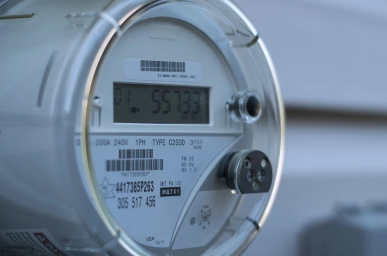 Blízký záběr na displej elektronického elektroměru s čísly a technickými údaji.