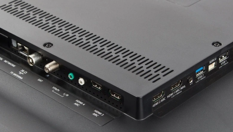Zadní část televize s viditelnými konektory HDMI pro připojení počítače.