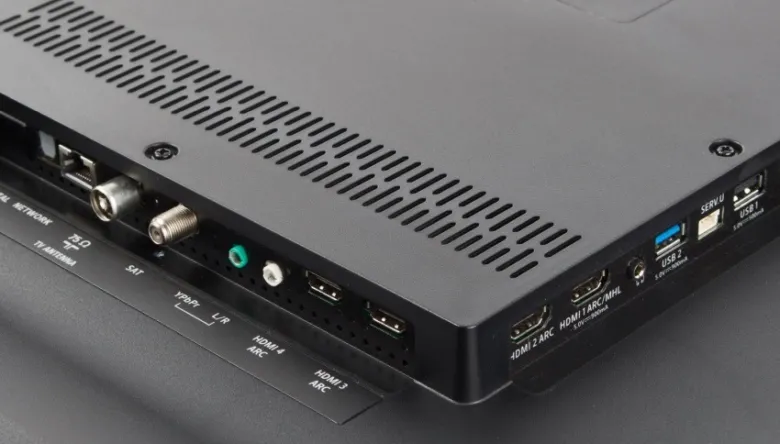 Zadní porty televize s konektory HDMI a USB pro připojení notebooku.