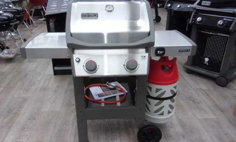 Plynová lahev uvnitř grilu v obchodě