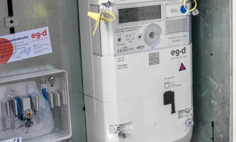 Chytrý elektroměr s displejem pro čtení spotřeby energie.