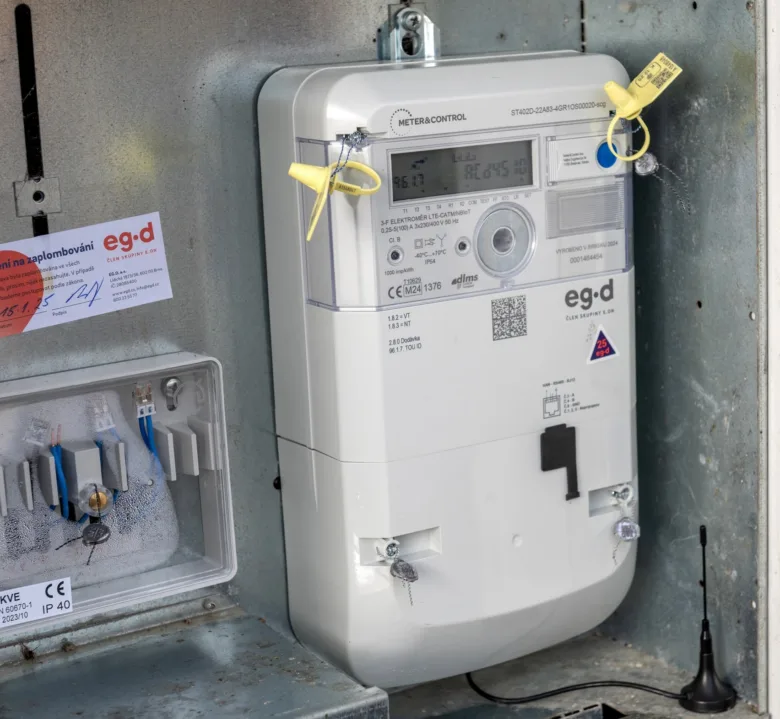 Chytrý elektroměr s displejem pro čtení spotřeby energie.