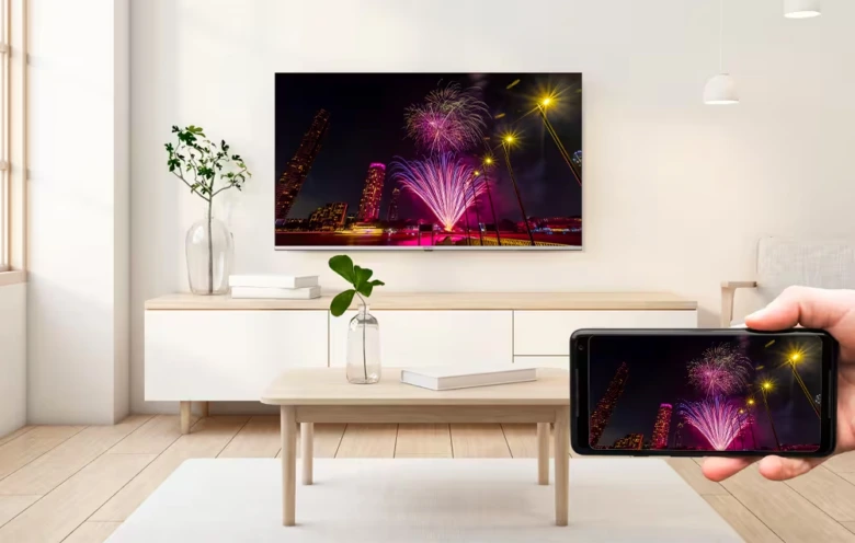 Chytrá televize s odrazem obrazu z mobilního telefonu v obývacím pokoji.