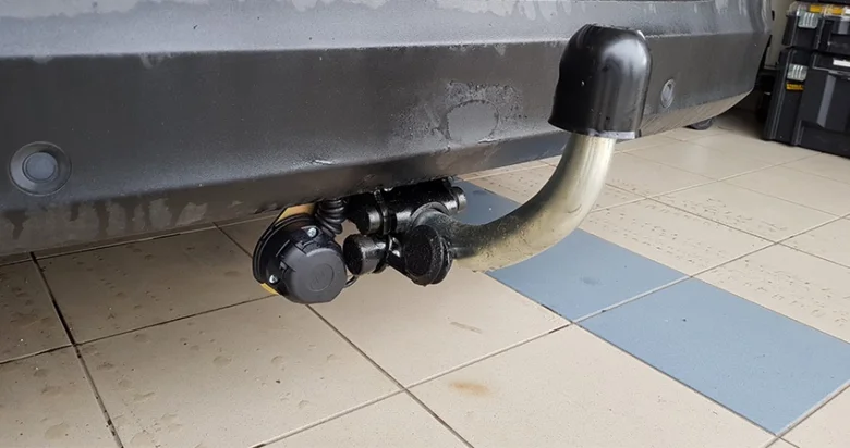 Připojení elektrické zásuvky na tažné zařízení pod nárazníkem.