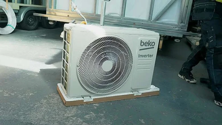Venkovní jednotka klimatizace značky Beko na kartonu.