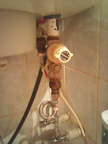 Koroze na ventilech bojleru s přípojkami vody