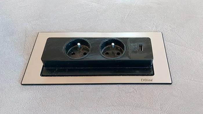Černá elektrická zásuvka s dvěma kontakty a USB pro kuchyň