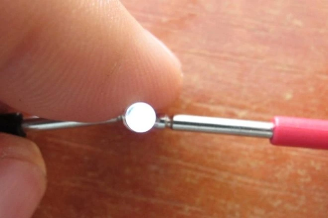 LED dioda připojená k měřicímu nástroji pro testování.
