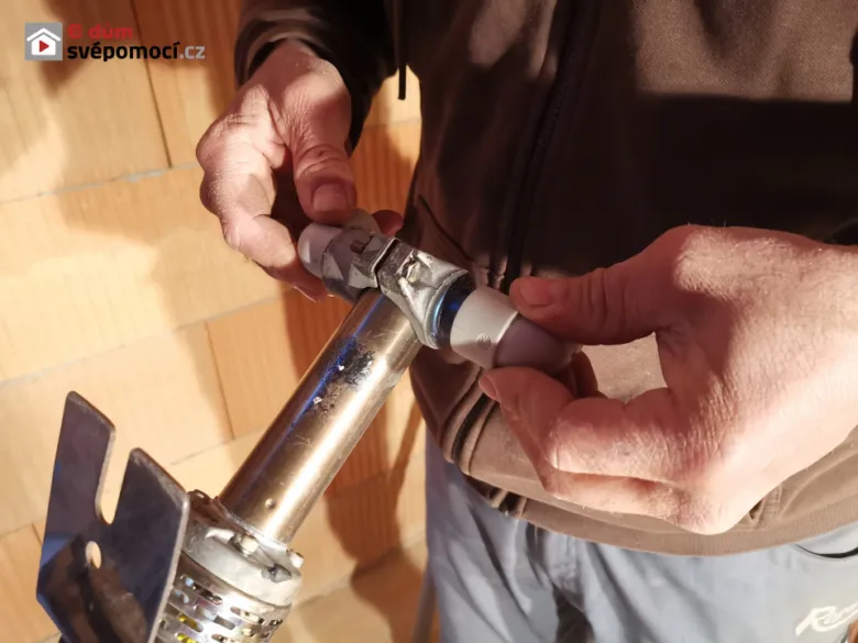 Instalace spojky tlakové kanalizace v rodinném domě rukama.