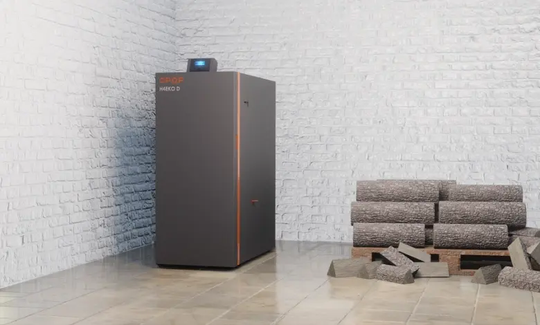 Moderní kotel na pelety pro trvalé vytápění domu s dřevem.