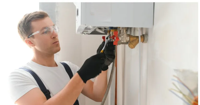 Technik opravuje pojistný ventil na ohřívači vody.