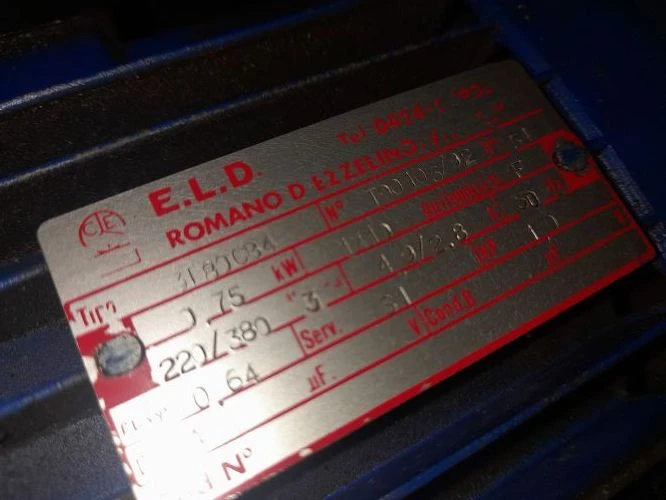 Tabulka s technickými parametry elektromotoru, včetně napětí 220 a 380 V.
