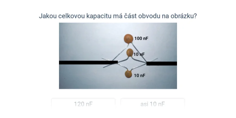 Tři kondenzátory zapojené paralelně na obvodu s hodnotami 100 nF, 10 nF a 10 nF.