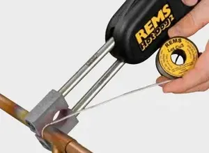 Mechanické spojení měděných trubek pomocí nástroje bez pájení.