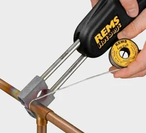 Mechanické spojení měděných trubek pomocí nástroje bez pájení.