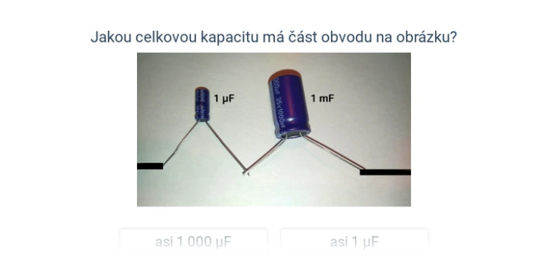 Dva kondenzátory zapojené do série s označením kapacity.